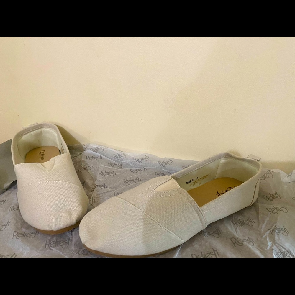 NIB ReFresh Canvas Beige Nina size 10 shoes NWT